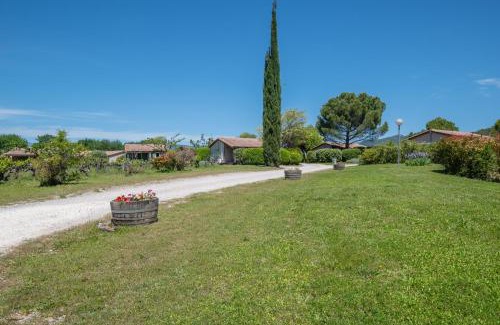 Mirabel-aux-Baronnies Station Balnéaire | Domaine des Bridoux Village de Gîtes