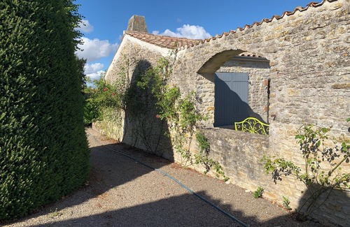 Champagne-les-Marais Maison | Domaine "LE LOGIS DE L'OIE" avec piscine dans un parc clos de murs en pierre