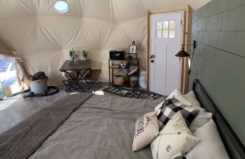 Monticello Station Balnéaire | Dome 1 Blue Mountain Domes. Glamping in style. On the ground in a forest.