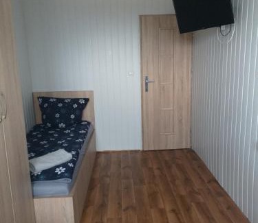 Grodzisk Mazowiecki Appartement | Domek - 2 Sypialnie, Kuchnia, Łazienka - 6 Osobowy N6 - FreezerHause Izdebno- NoclegiGrodziskPL 792-535-535