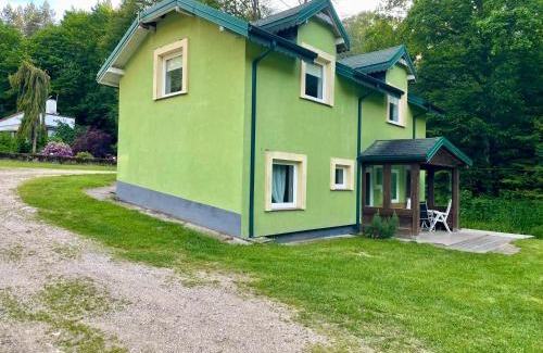 Kolczyglowy Maison | Domek z balią nad Wodospadem w głębi lasu