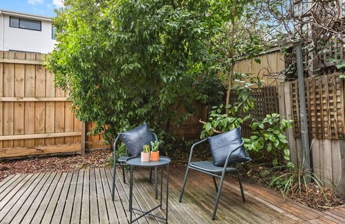 St. Kilda East Appartement | Domi Rentals - The Wilgah Hideaway
