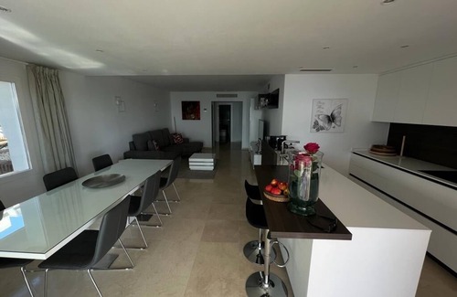 New Golden Mile Appartement | Dominion Beach rez de chaussée app. avec jardin 6 personnes directement au bord de la mer et de la piscine