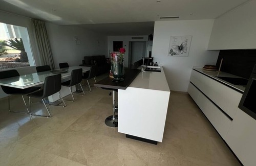 New Golden Mile Appartement | Dominion Beach rez de chaussée app. avec jardin 6 personnes directement au bord de la mer et de la piscine