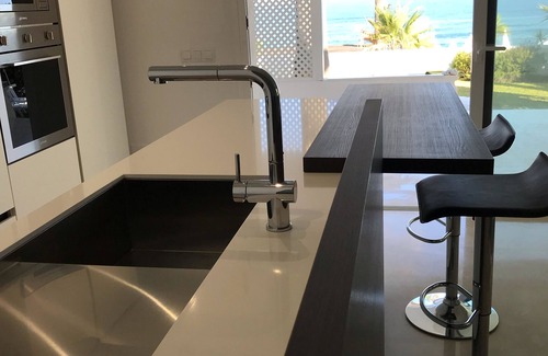 New Golden Mile Appartement | Dominion Beach rez de chaussée app. avec jardin 6 personnes directement au bord de la mer et de la piscine