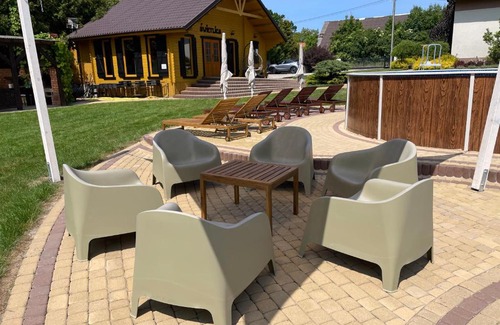 Sztutowo Maison | Domki i pokoje "ZIELONA PRZYSTAŃ" - baseny z podgrzewaną wodą, plac zabaw, świetlica dla dzieci, wypożyczalnia rowerów