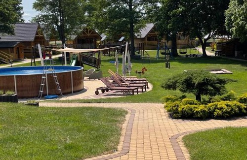 Sztutowo Maison | Domki i pokoje "ZIELONA PRZYSTAŃ" - baseny z podgrzewaną wodą, plac zabaw, świetlica dla dzieci, wypożyczalnia rowerów