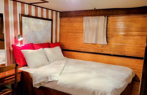 Vigo Location De Bateaux | Don Maximo Yacht Hotel