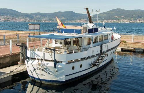 Vigo Location De Bateaux | Don Maximo Yacht Hotel