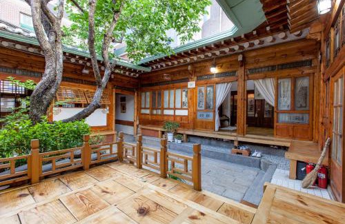 Sungin-dong Maison | Dongmyo Hanok Sihwadang - Private Korean Style House in the City Center with a Beautiful Garden