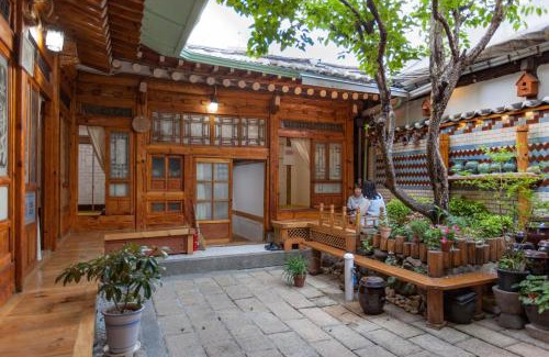 Sungin-dong Maison | Dongmyo Hanok Sihwadang - Private Korean Style House in the City Center with a Beautiful Garden