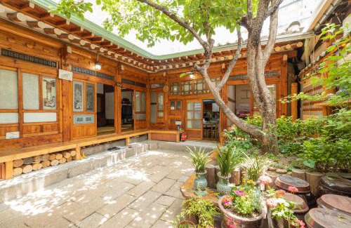 Sungin-dong Maison | Dongmyo Hanok Sihwadang - Private Korean Style House in the City Center with a Beautiful Garden