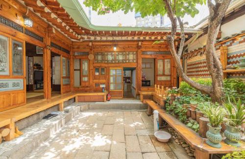 Sungin-dong Maison | Dongmyo Hanok Sihwadang - Private Korean Style House in the City Center with a Beautiful Garden