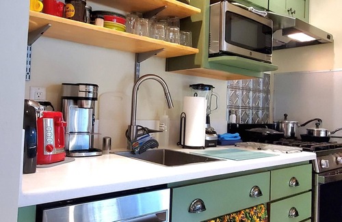Truckee Appartement | Donner Lake Studio Apt. FOREST ENVELOPED (quiet). Lake across street. PETS.