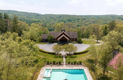 Ancram Maison | Doodletown Lodge & Cabin: Pool—Pickleball—Tennis++