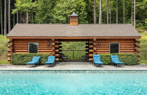 Ancram Maison | Doodletown Lodge & Cabin: Pool—Pickleball—Tennis++