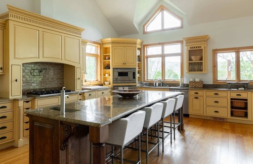 Ancram Maison | Doodletown Lodge: Pool, Tennis, Pickleball,Hiking+