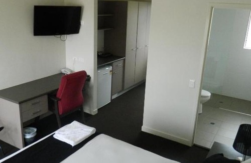 Capella Hôtel | Dooleys Tavern and Motel Capella