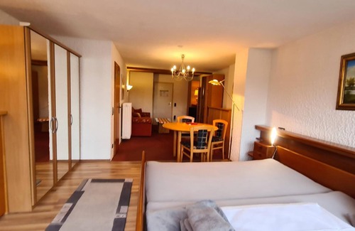 Rotensol Appartement | Doppelzimmer Landhotel Schönblick mit Balkon und Weiter Blick ins Grüne 06