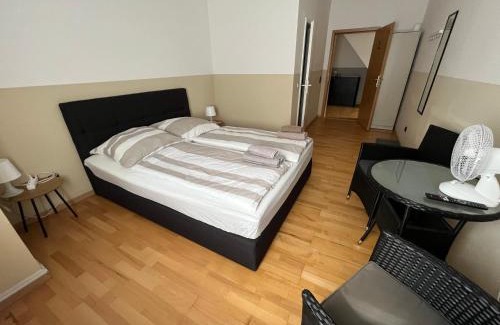 Meine Maison | Doppelzimmer mit Bad-TV-Külschrank 9