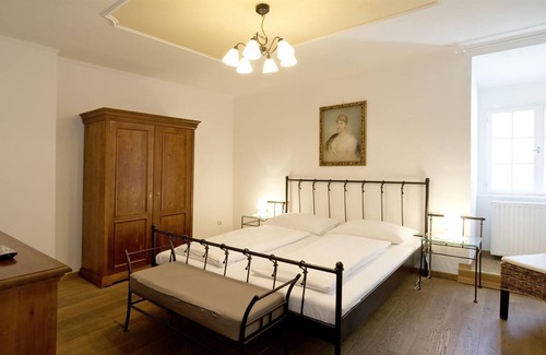 Halbturn Appartement | Doppelzimmer mit Dusche, WC - Wohnen im Schloss - Knappenstöckl
