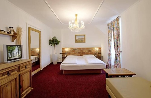 Halbturn Maison | Doppelzimmer mit Dusche, WC - Wohnen im Schloss - Knappenstöckl