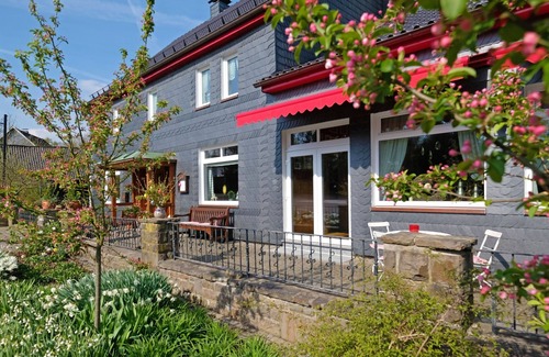 Wiehl Appartement | Doppelzimmer Mond mit WC und Dusche