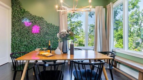 Historic Waverly Maison | Doralee by AvantStay 8 Minute Drive to Broadway Dolly Parton Themed