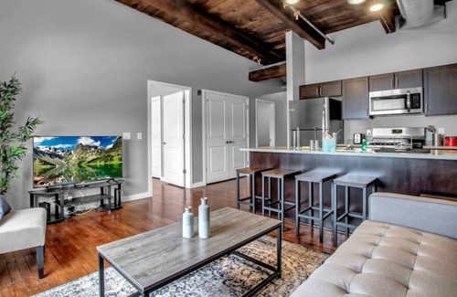 Buffalo Appartement | Dorian 402 · Luxury 2 bedroom Loft Apartment w/ free parking