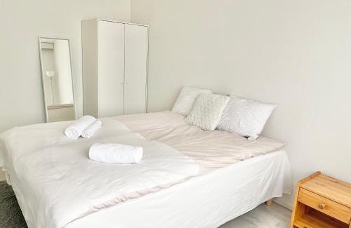 Koillinen District Maison | Double bed room in An apartment with lovely cats