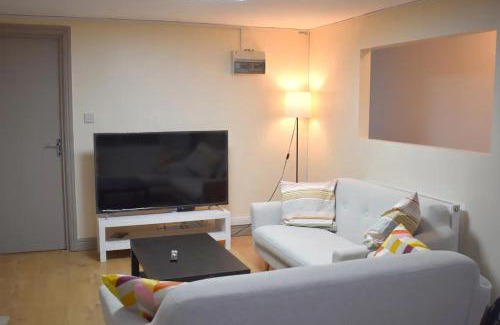Bordesley Maison | Double Bed Room in Flat near Birmingham City Centre