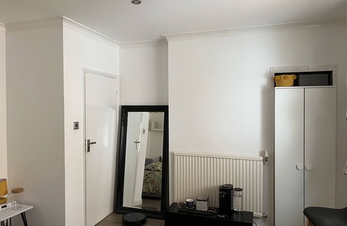 Mawneys Maison | Double bedroom for 1 person fell like home Bus stop in front of the house &shops