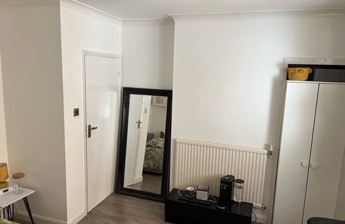 Mawneys Maison | Double bedroom for 1 person fell like home Bus stop in front of the house &shops
