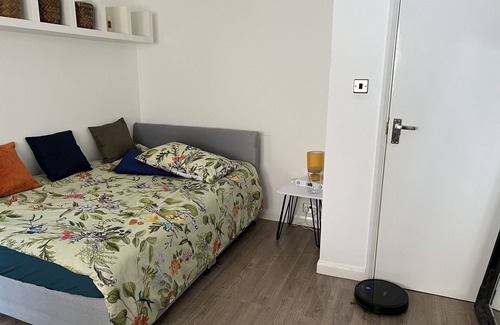Mawneys Maison | Double bedroom for 1 person fell like home Bus stop in front of the house &shops
