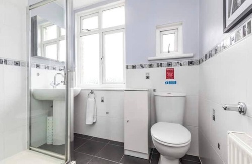 Valley Appartement | Double Bedroom With Own Bathroom and Kitchen