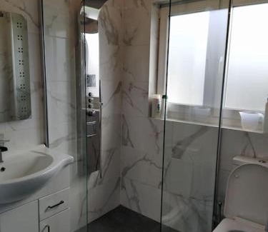 Juniper Green Maison | Double Ensuite room, 1-minute walk to bus stop