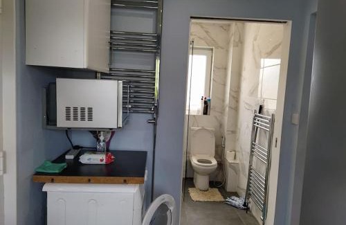 Juniper Green Maison | Double Ensuite room, 1-minute walk to bus stop