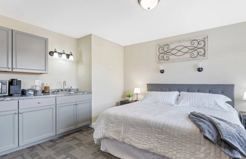New Florence Hôtel | Double Hotel Room w/ King, Pullout, & Private Bath