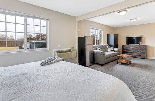New Florence Hôtel | Double Hotel Room w/ King, Pullout, & Private Bath