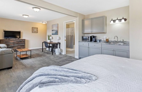 New Florence Hôtel | Double Hotel Room w/ King, Pullout, & Private Bath