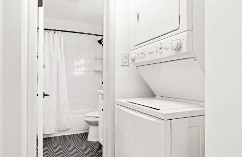 Alamitos Beach Appartement | Double King Suite with Patio Dining and Parking NRP21-00386
