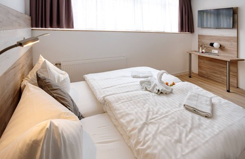 Heilbad Heiligenstadt Appartement | Double room with bathroom & corridor / Iberg view - Sonnenschein Hotel & Apartments