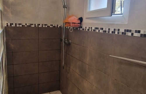 Saint-Andre-de-Cubzac Lit Et Petit-Déjeuner | Chambre double avec salle de bain et toilette attenante.Pt déjeuner possible.