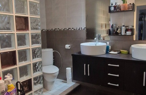 Saint-Andre-de-Cubzac Lit Et Petit-Déjeuner | Chambre double avec salle de bain et toilette attenante.Pt déjeuner possible.