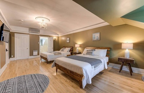 Vieux-Quebec-Cap-Blanc-colline Parlementaire Hôtel | Double Room #9 Summar