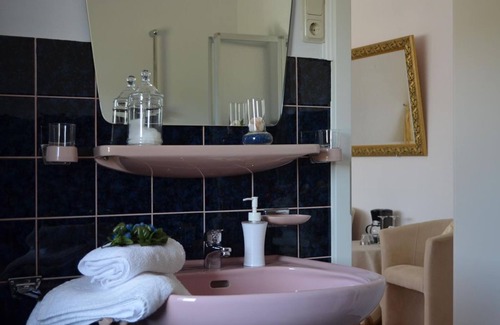 Leiwen Lit Et Petit-Déjeuner | Chambre double bain / WC, chambre 5 - Ferienweingut Jostock-Hermes