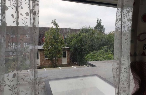 Larkswood Maison | Double room for rent. Spacious room with a double bed.