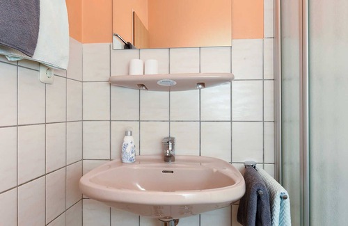 Esens Cottage | Double room Muschel in the Hotel-Pension Altes Siel - Double room Muschel with balcony