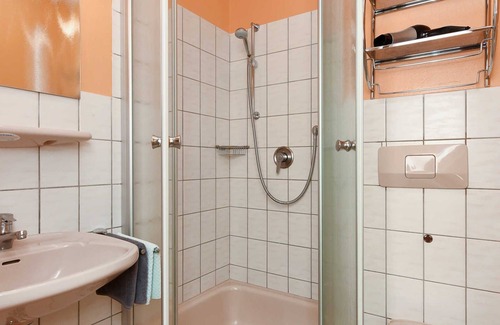 Esens Cottage | Double room Muschel in the Hotel-Pension Altes Siel - Double room Muschel with balcony