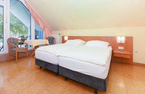 Esens Cottage | Double room Muschel in the Hotel-Pension Altes Siel - Double room Muschel with balcony